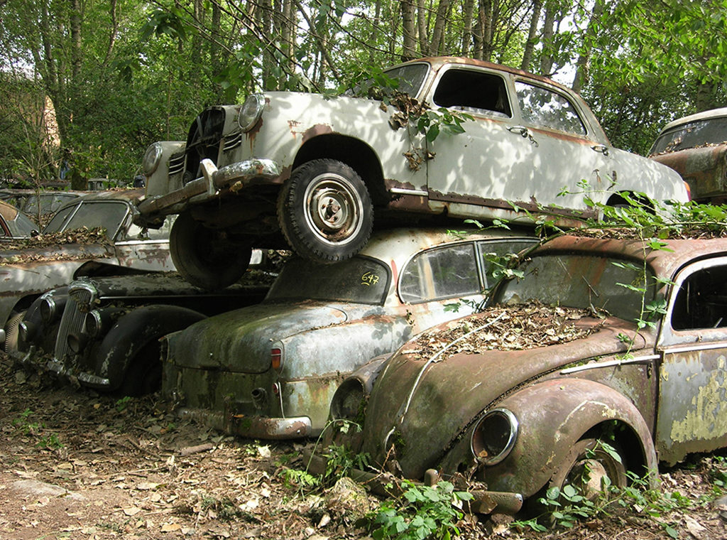 Autowracks auf dem ehemaligen Autofriedhof Gürbetal