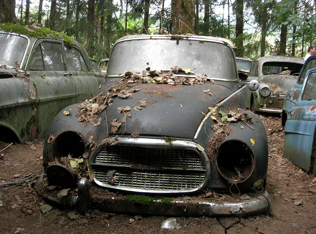 Autowracks auf dem ehemaligen Autofriedhof Gürbetal