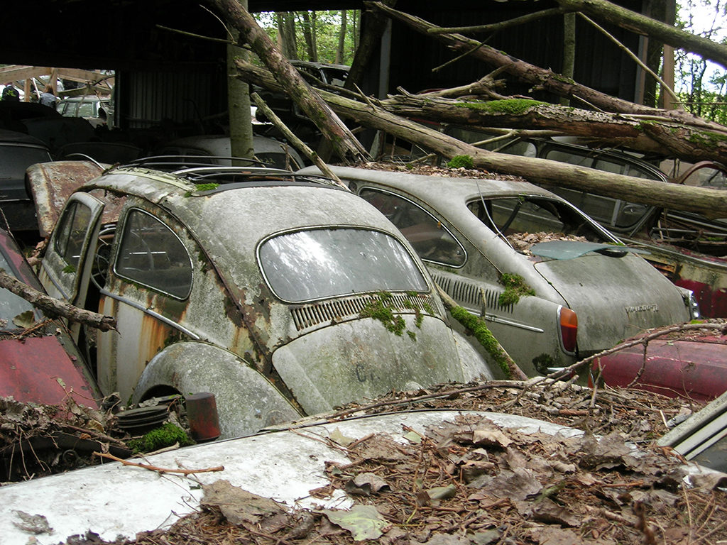 Autowracks auf dem ehemaligen Autofriedhof Gürbetal