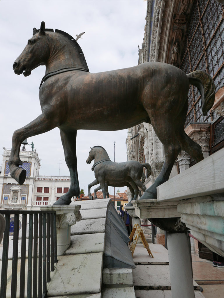 Nahaufnahme der Bronzepferde auf der Empore der Kirche San Marco in Venedig.