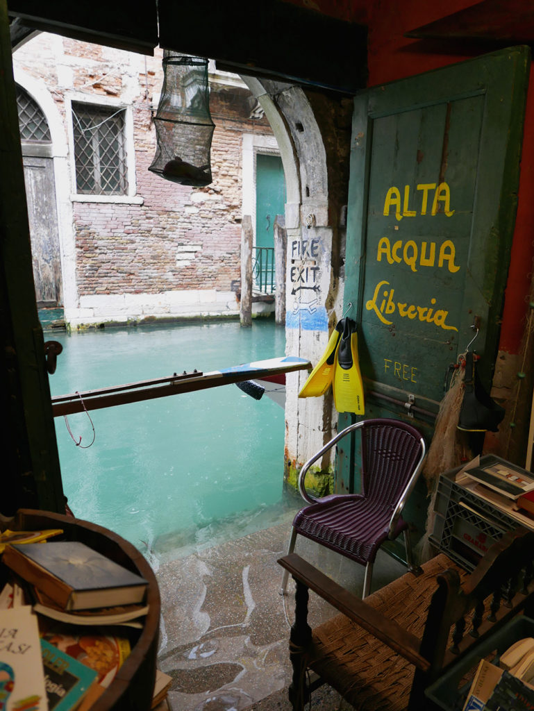 Im Buchladen Libreria Alta Acqua in Venedig, Blick auf den Kanal, der Hochwasser führt.