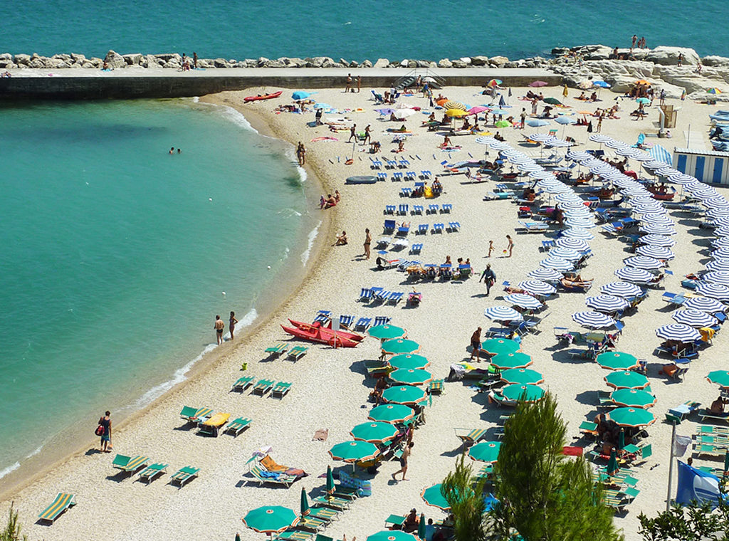 Fotografie von oben auf den belebten Strand Urbani in Sirolo